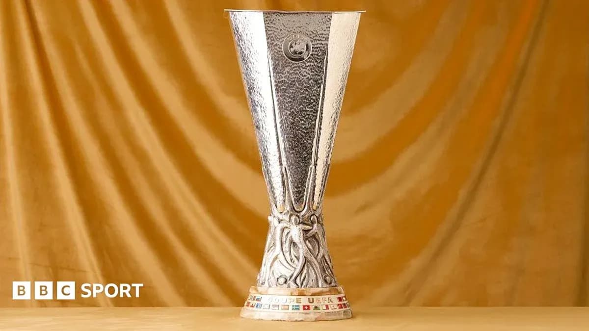 Trofeo de la UEFA Europa League en fondo dorado