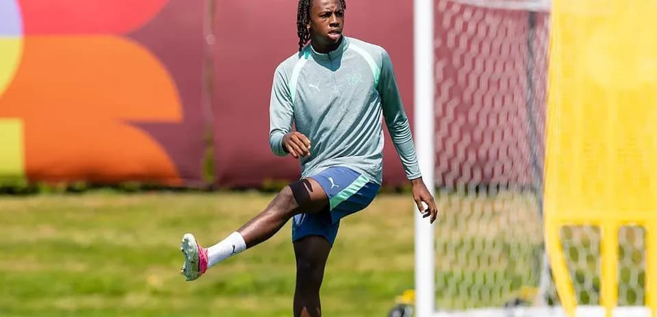 Jugador entrenando con una pierna levantada