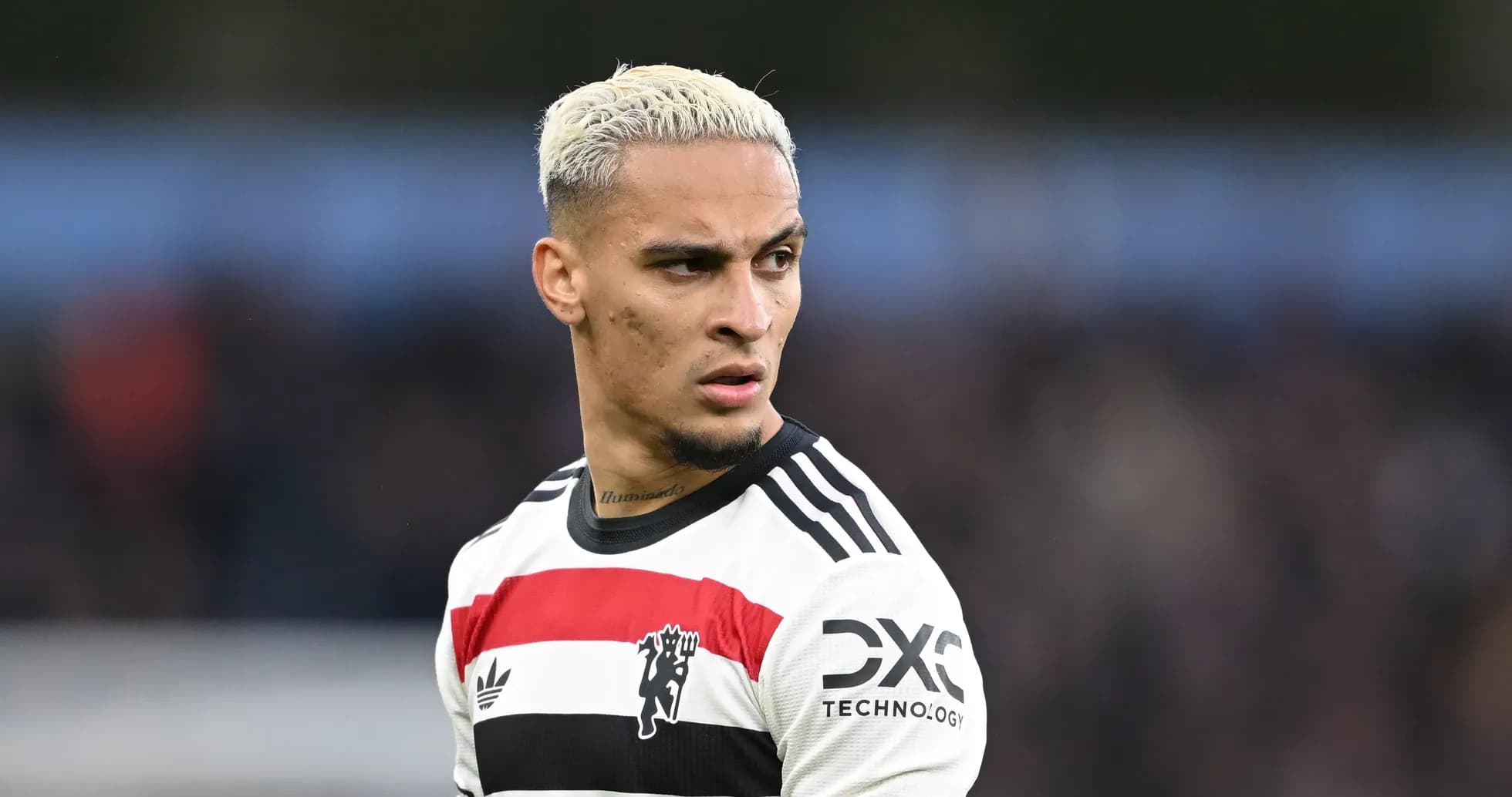 Jugador con camiseta de Manchester United en el campo