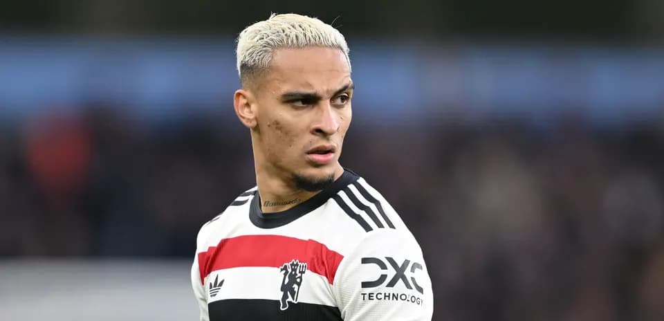 Jugador con camiseta de Manchester United en el campo