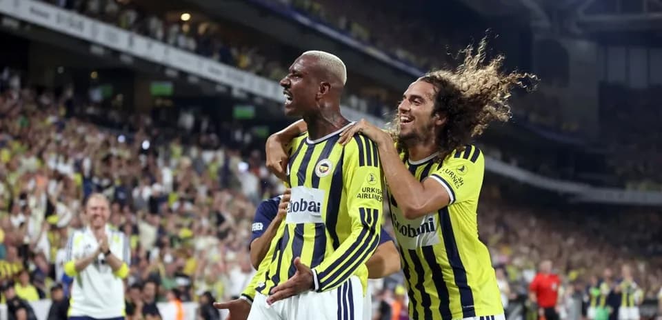 Jugadores de Fenerbahçe celebrando un gol