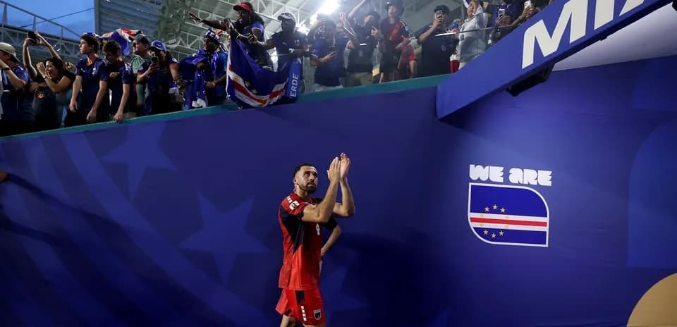 Jugador aplaudiendo a los aficionados tras el partido