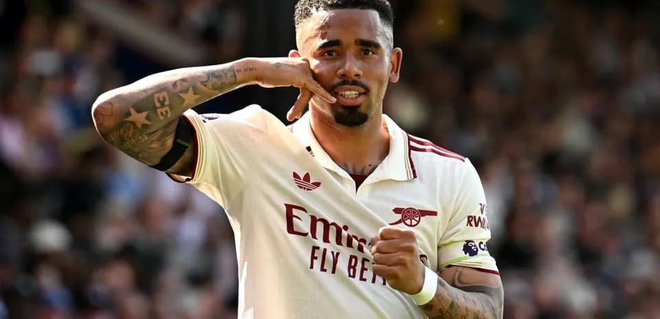 Jugador celebrando con gesto en partido de fútbol