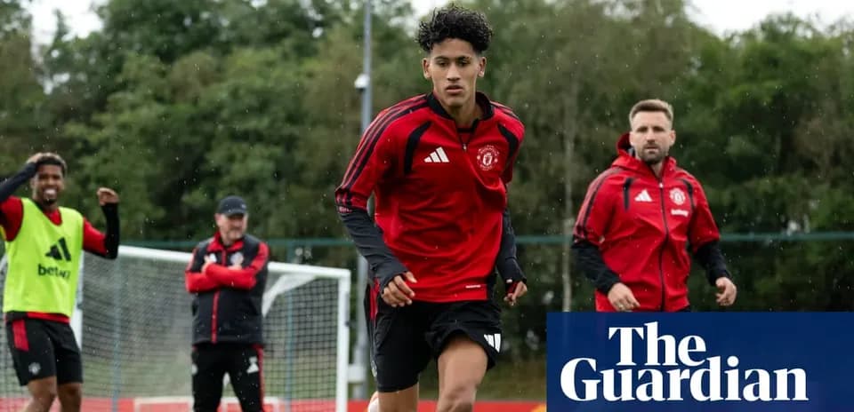 Jugadores entrenando en el campo de Manchester United