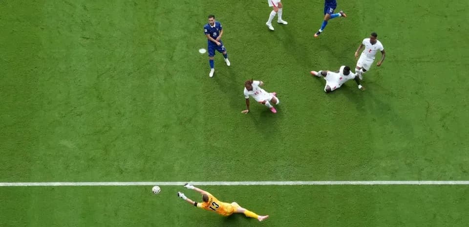 Portero intentando detener un tiro en el partido