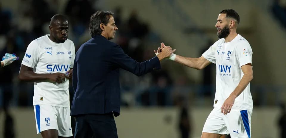 Entrenador saludando a jugador durante el partido