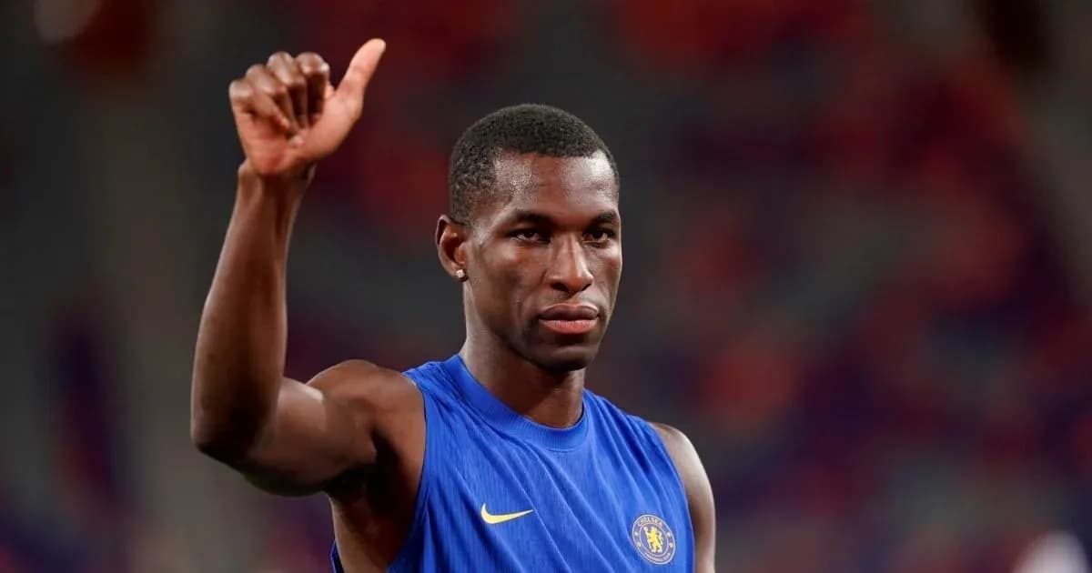 Jugador de Chelsea saludando al público en el estadio