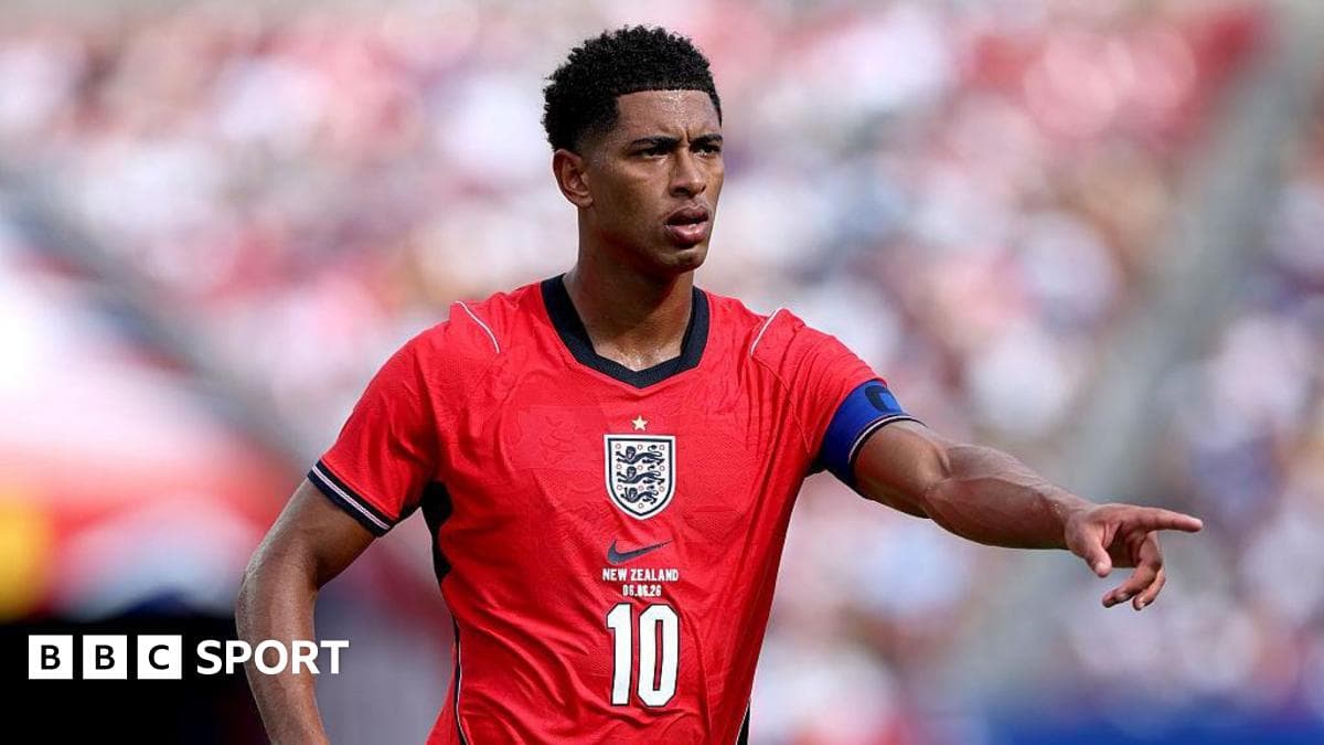 Jugador de Inglaterra señalando durante el partido