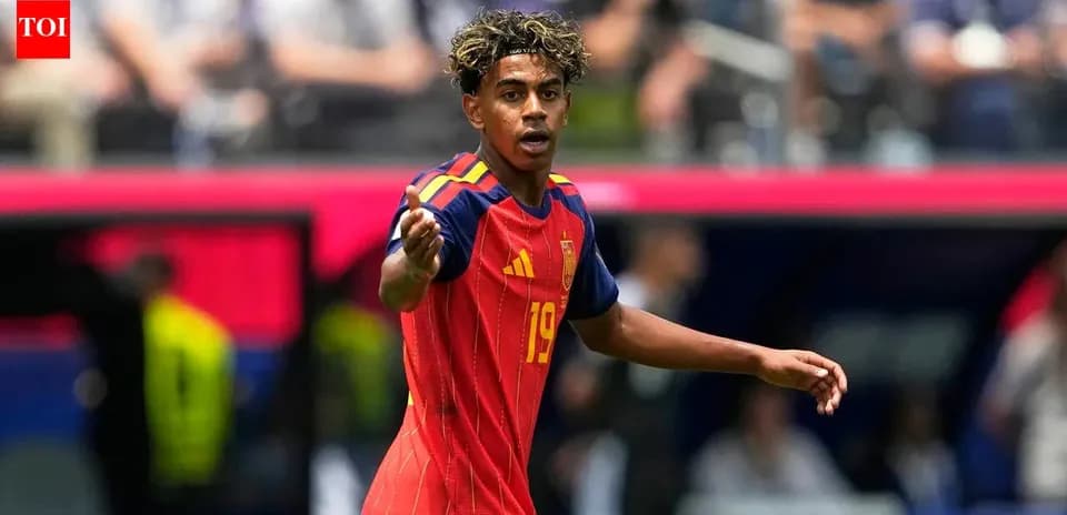 Jugador español señalando durante un partido de fútbol