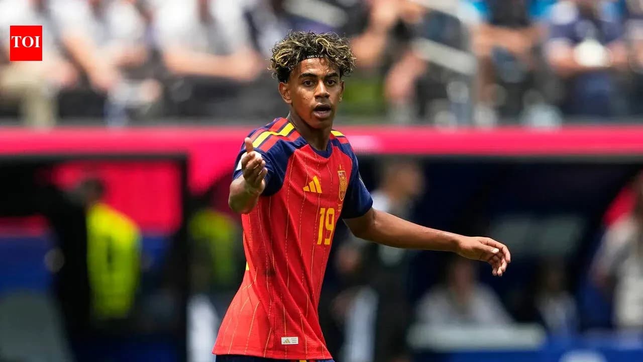 Jugador español señalando durante un partido de fútbol