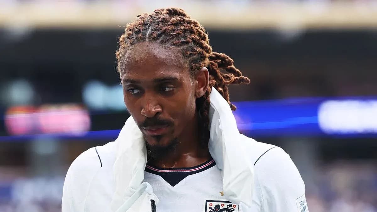 Jugador con trenzas caminando por el campo