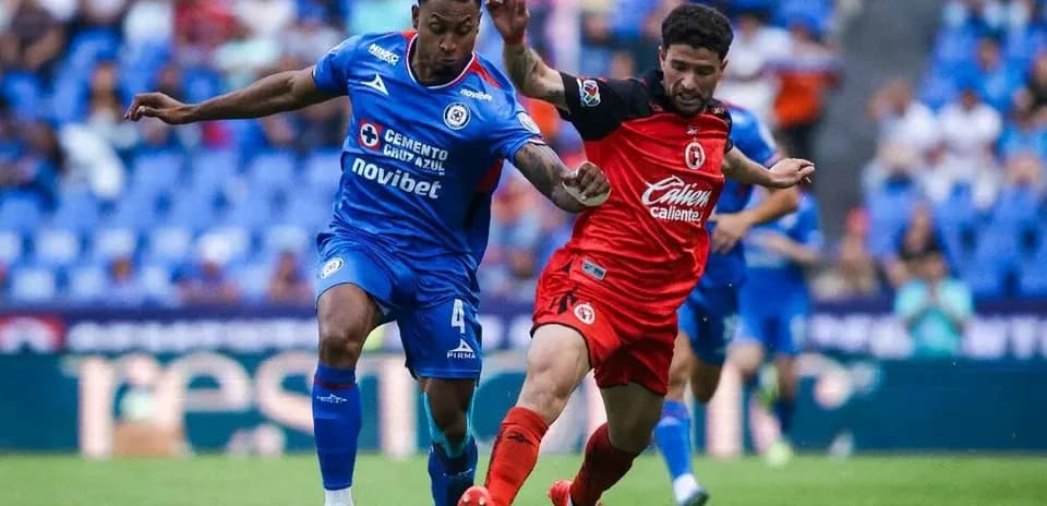 Jugadores de Cruz Azul y Tijuana en acción