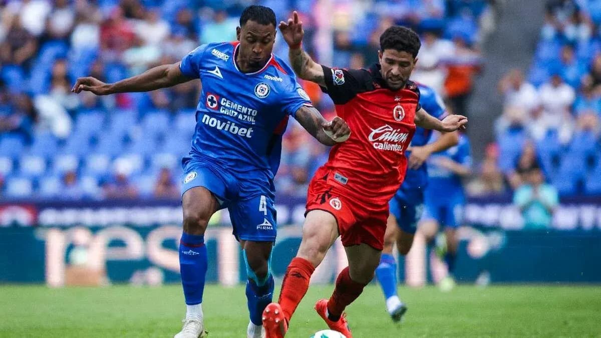 Jugadores de Cruz Azul y Tijuana en acción