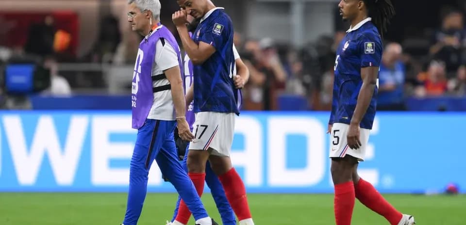 Jugadores de Francia abandonando el campo tras lesión
