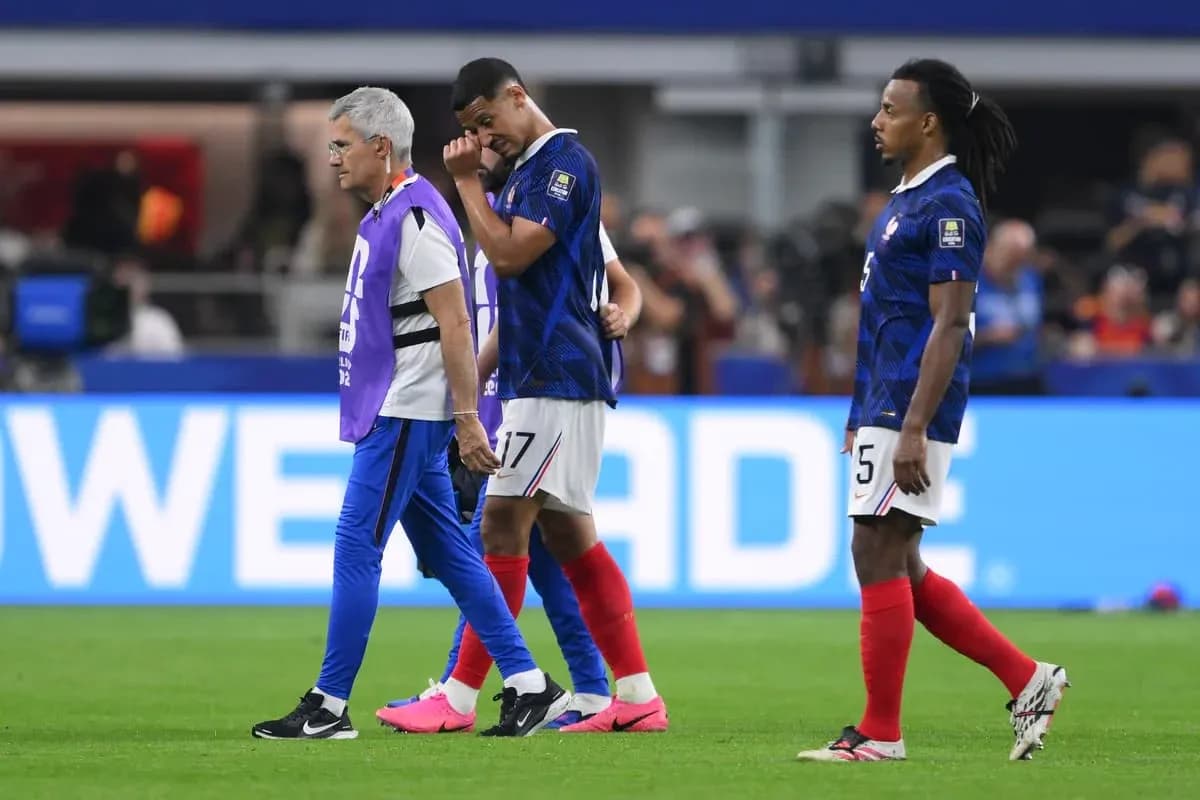 Jugadores de Francia abandonando el campo tras lesión