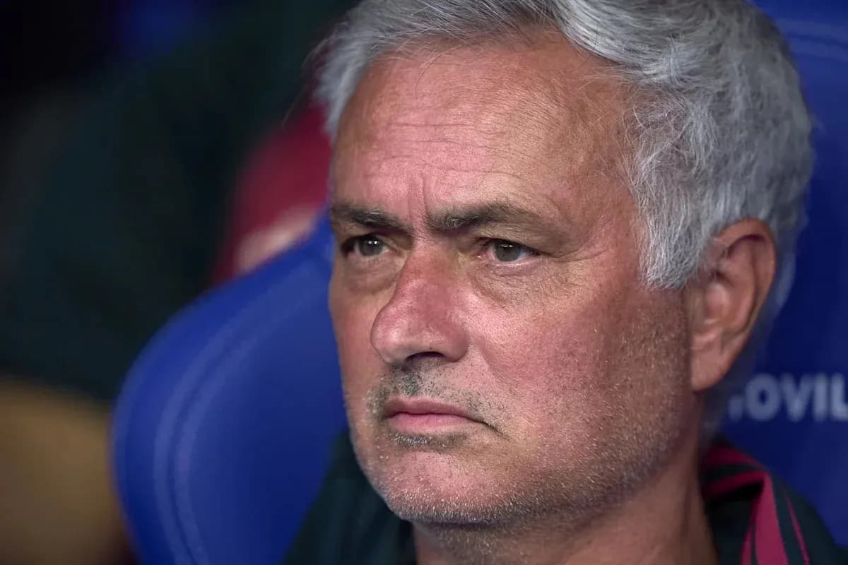 Entrenador sentado en el banquillo durante el partido