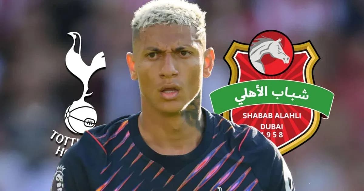 Jugador de fútbol con logotipos de Tottenham y Shabab Al Ahli