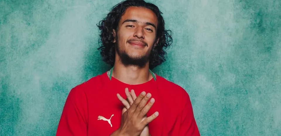 Jugador de fútbol con camiseta roja sonriendo
