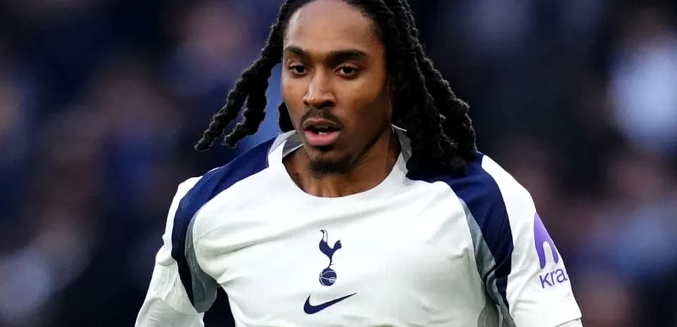 Jugador de Tottenham corriendo en el campo de fútbol
