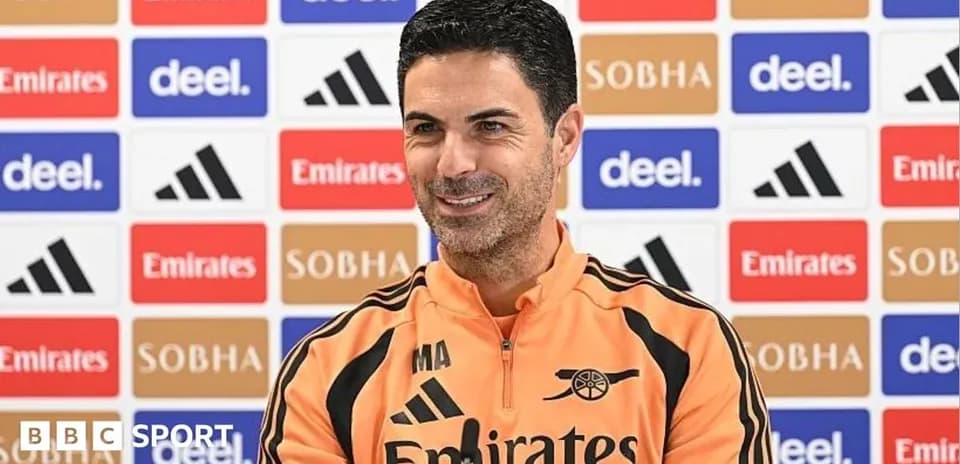Entrenador en rueda de prensa con fondo patrocinado