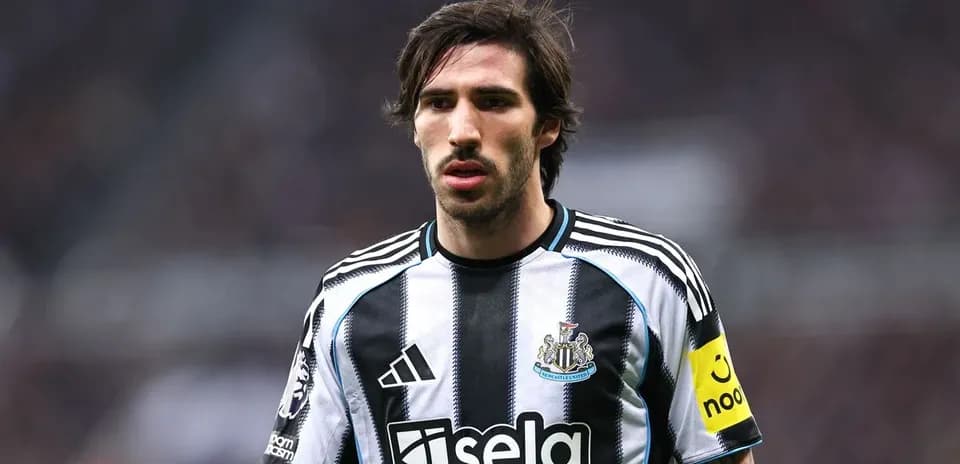 Jugador de Newcastle con camiseta y banda de capitán