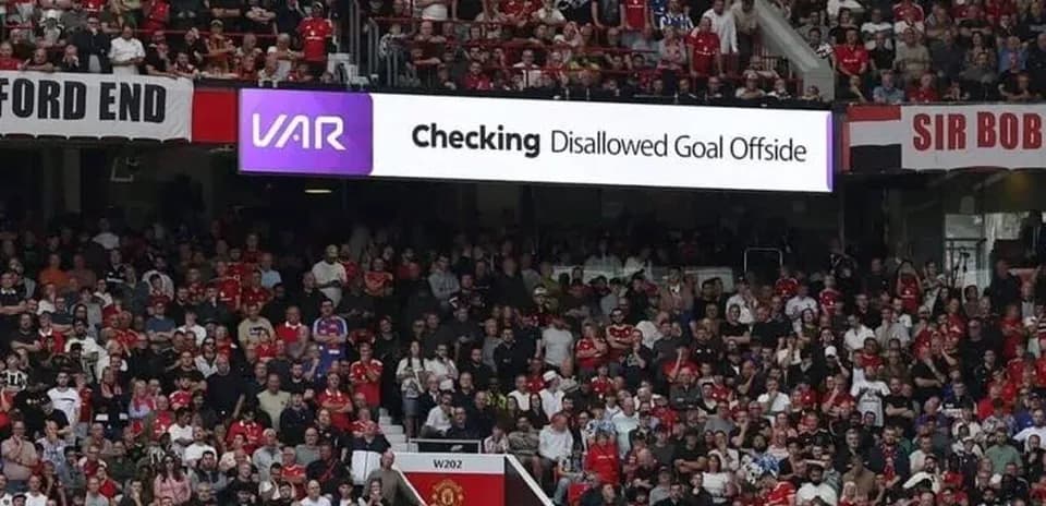 Multitud en el estadio viendo revisión de VAR