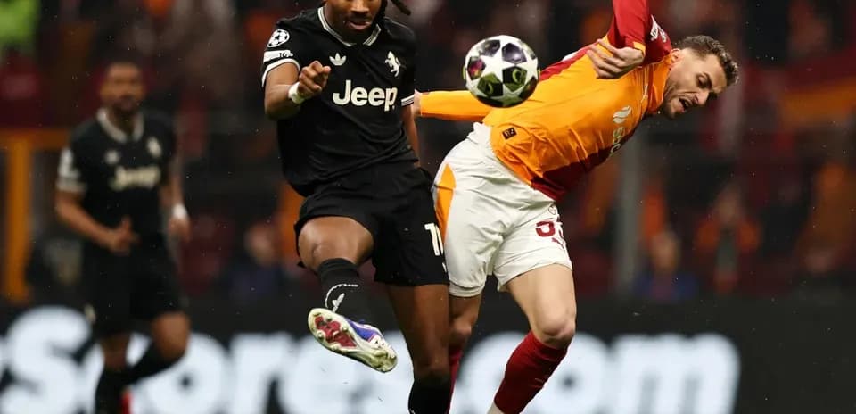 Jugador de Galatasaray luchando por el balón con rival