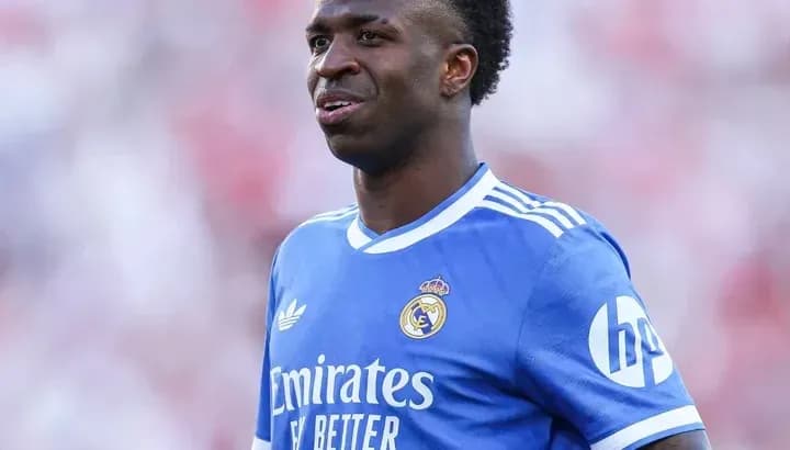 Jugador de Real Madrid en uniforme azul en el campo