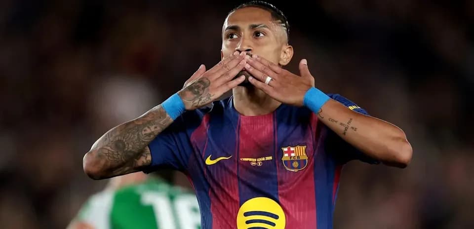Jugador de Barcelona celebrando con gesto de beso
