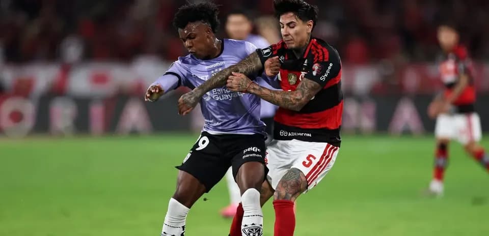 Jugadores luchando por el balón en el partido