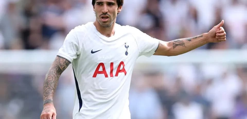 Jugador de Tottenham dando instrucciones en el campo