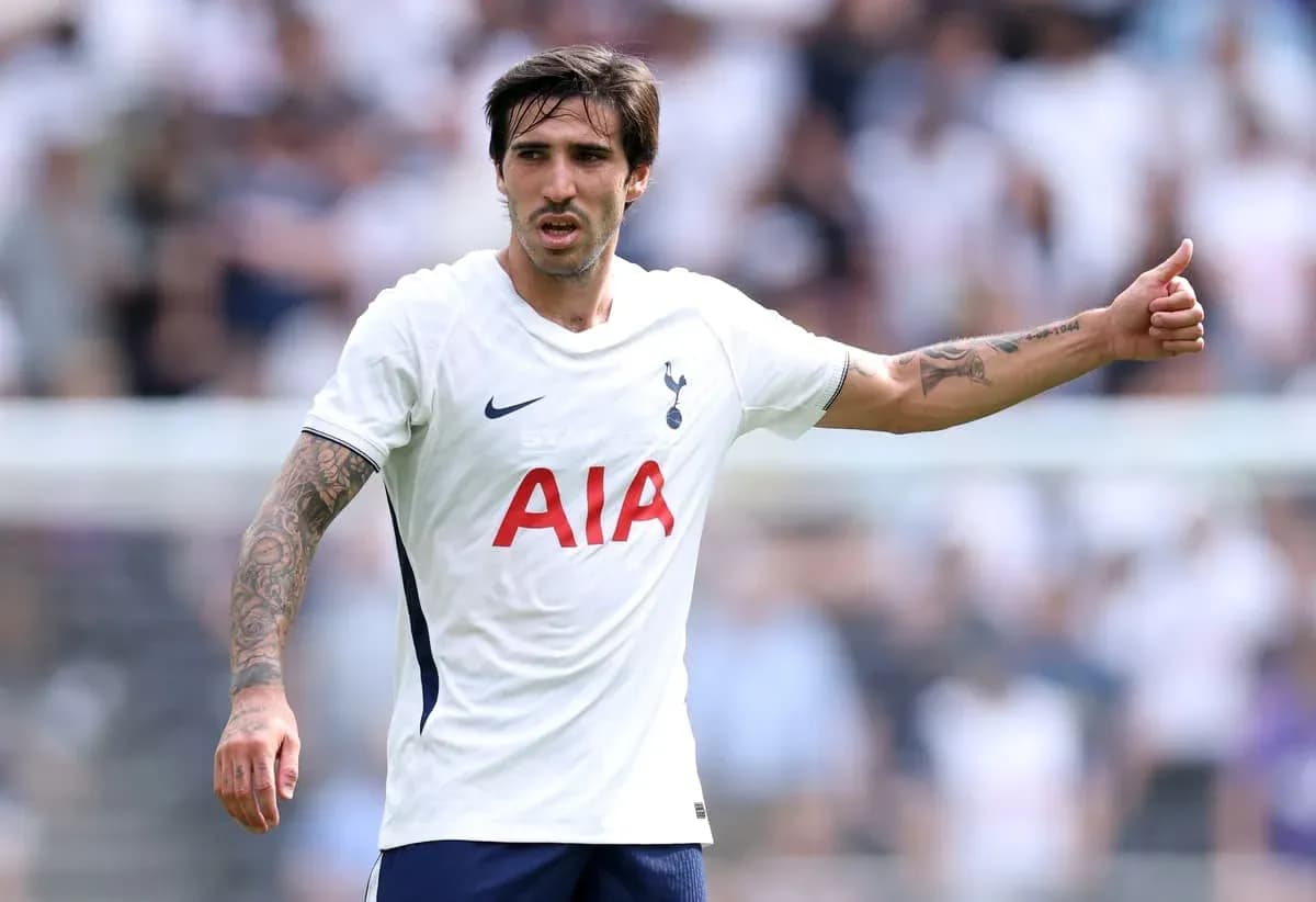 Jugador de Tottenham dando instrucciones en el campo