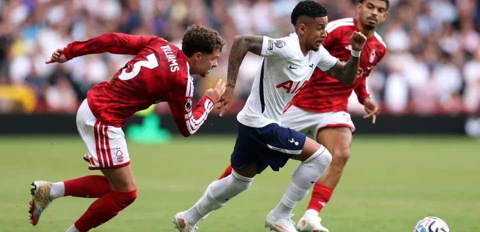 Un jugador de Tottenham supera a un defensor de Nottingham