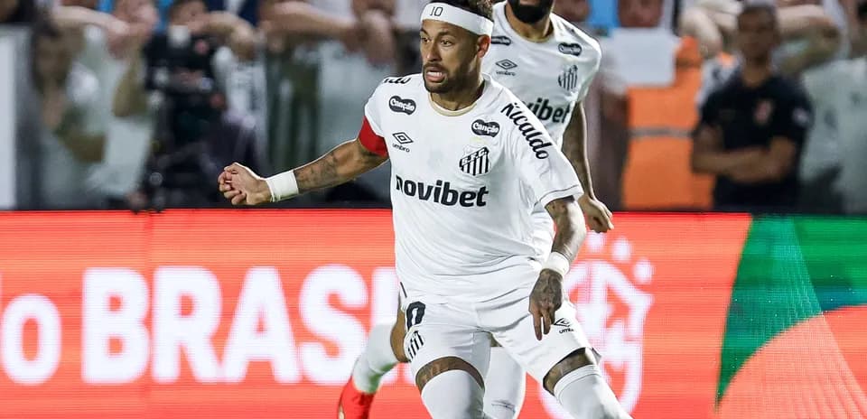 Neymar corriendo durante partido con Santos FC
