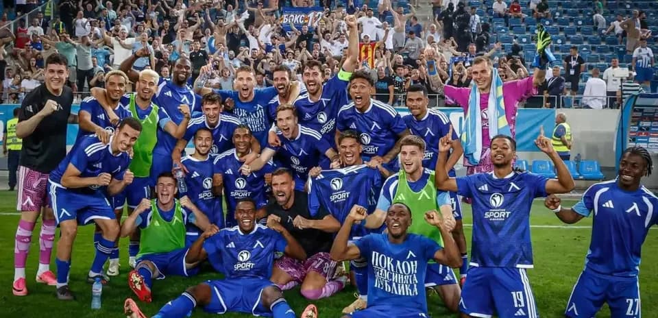 Equipo de Levski Sofia celebrando una victoria