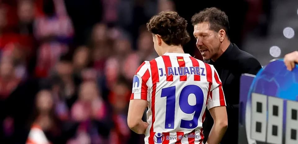 Entrenador hablando con jugador en el campo