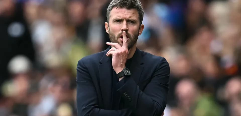 Entrenador pidiendo silencio durante el partido