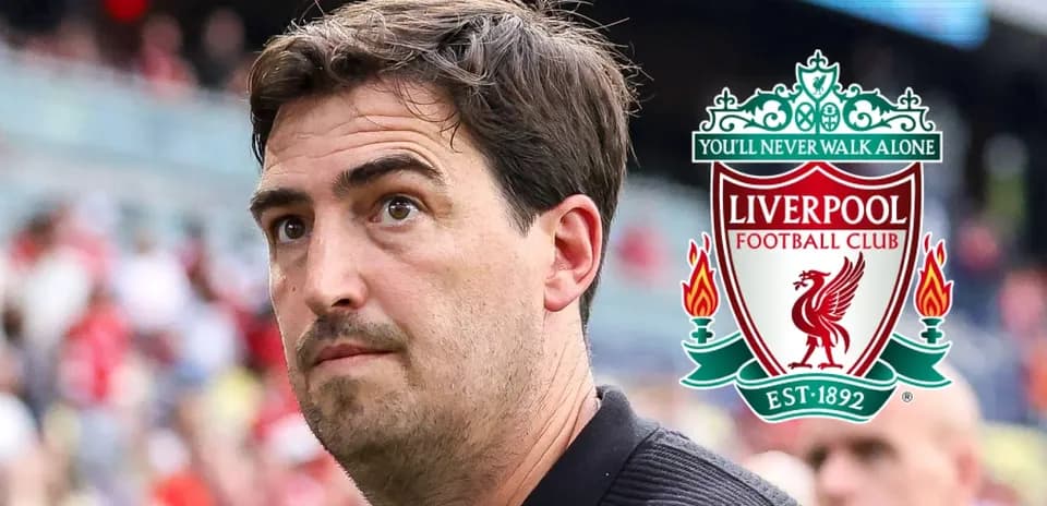 Entrenador con escudo de Liverpool de fondo
