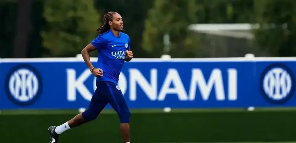 Jugador corriendo en el campo de entrenamiento