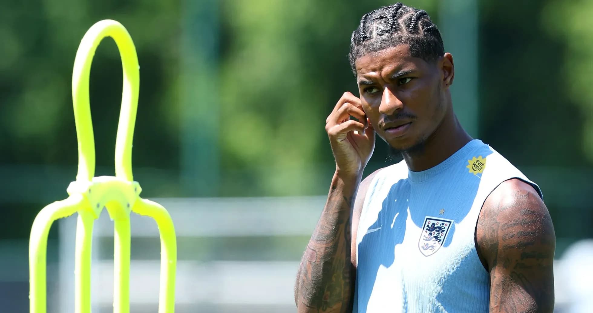 Jugador de Inglaterra durante entrenamiento con conos