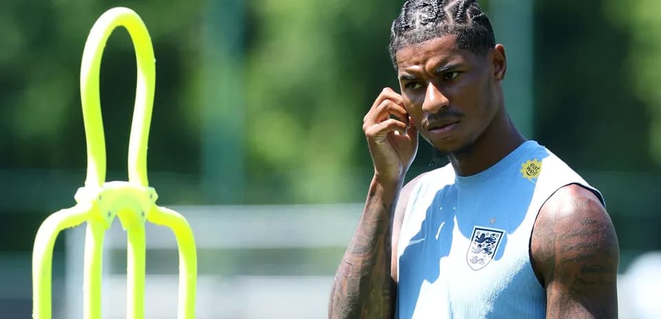 Jugador de Inglaterra durante entrenamiento con conos