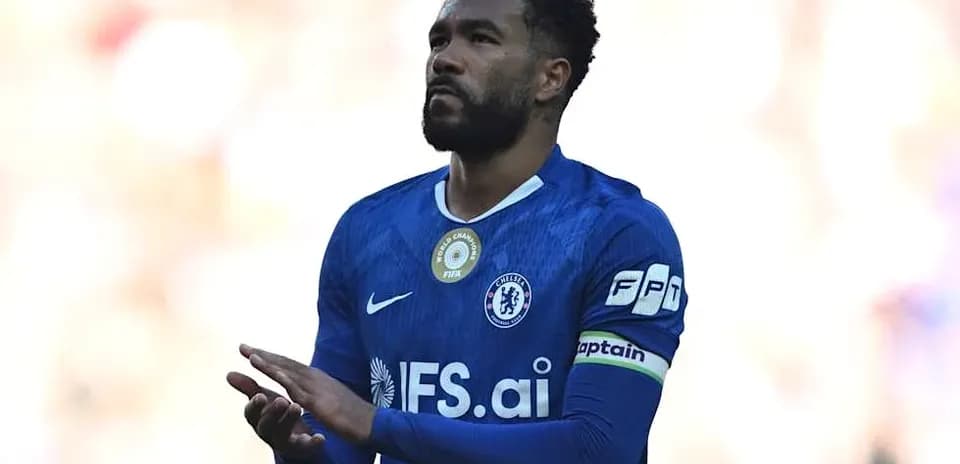 Jugador de Chelsea con cinta de capitán en el campo