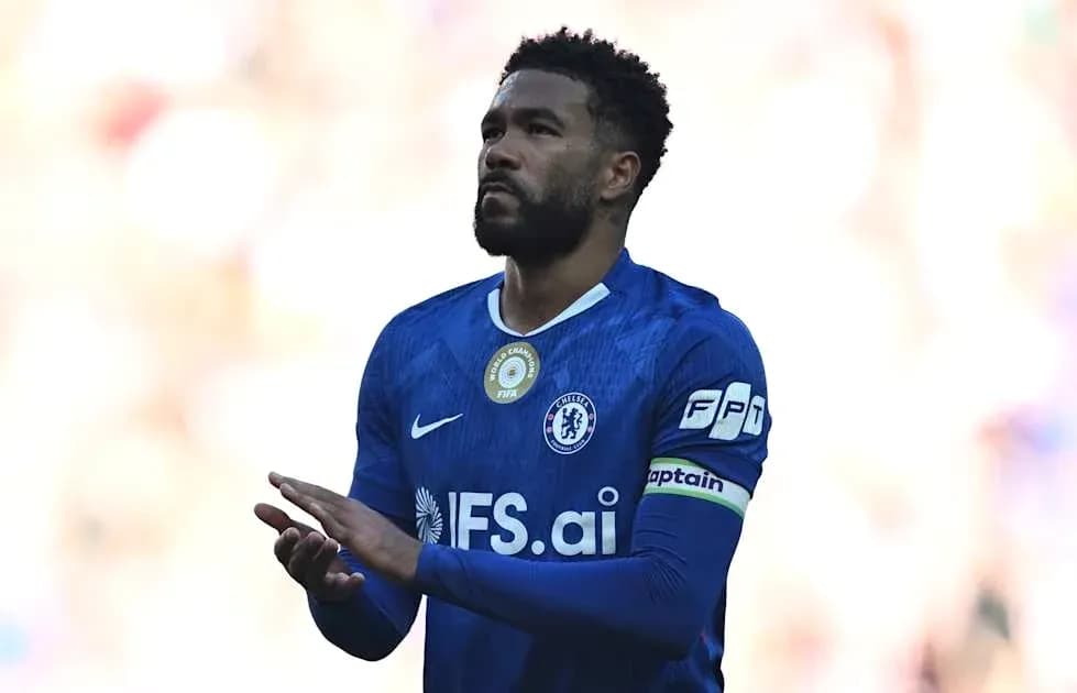 Jugador de Chelsea con cinta de capitán en el campo