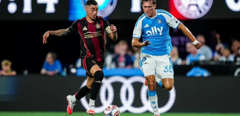 Jugador de Atlanta United FC y Charlotte luchando por el balón