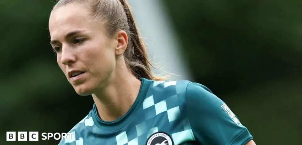 Portera entrenando con camiseta de Brighton & Hove Albion