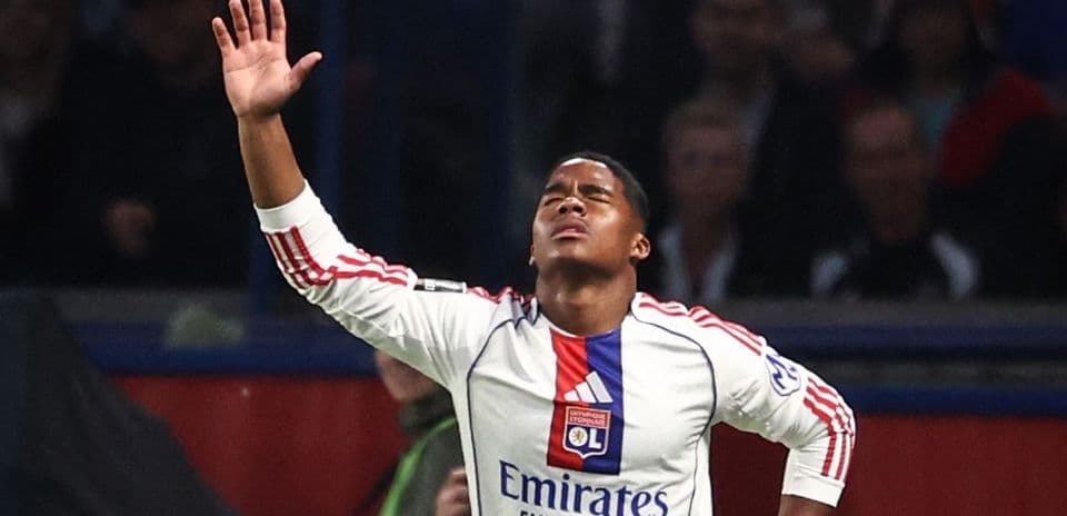 Jugador de Lyon levantando la mano durante partido