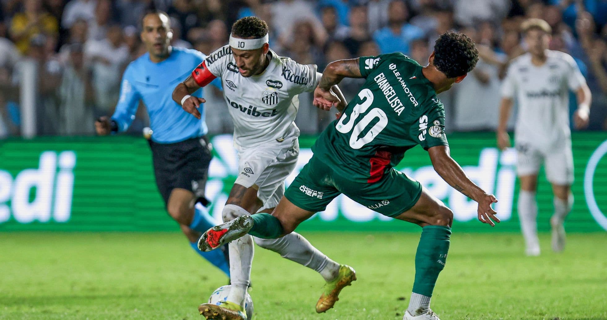 Jugadores compitiendo por el balón en partido