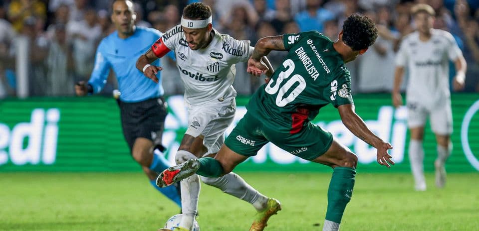 Jugadores compitiendo por el balón en partido