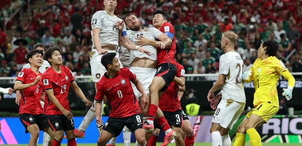 Jugadores de Corea del Sur en acción durante el partido