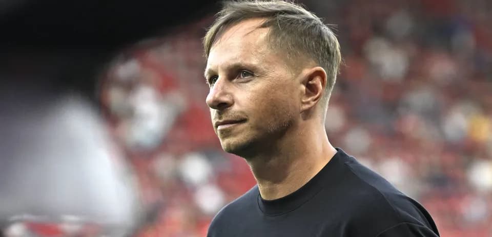 Entrenador observando el partido desde la línea